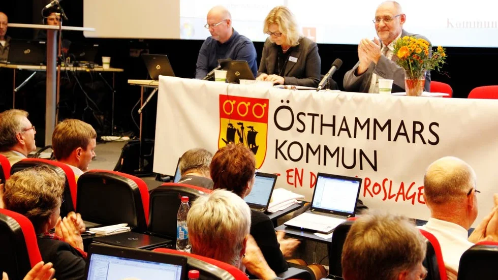 Nya former för delaktighet. Kommunfullmäktige kan ta beslut om medborgarmotion i december. På bilden syns till höger  KF:s ålderspresident Bertil Alm (C) som applåderar valet av nytt presidium till fullmäktige i Östhammars kommun.
