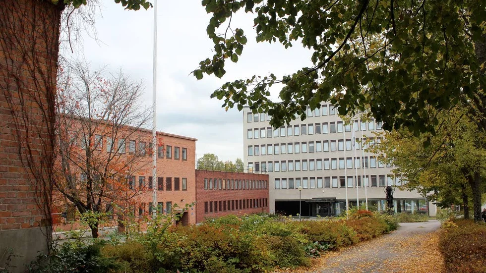 Ungdomsbostäder. Inflyttningen i de ungdomsbostäder som ska byggas i Bahcos gamla kontorsbyggnad blir försenad ungefär ett år.