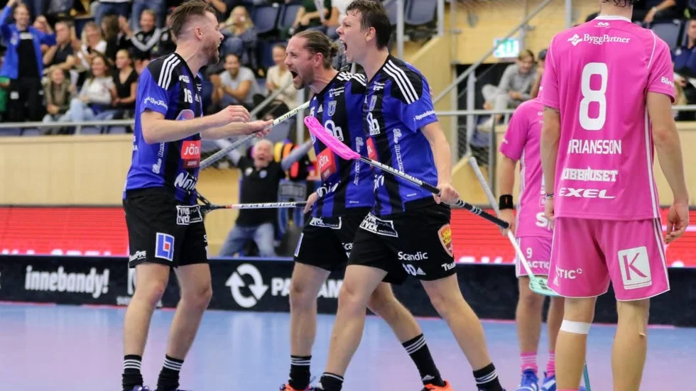 Målvrålet. Sirius Peter Berlin har just kvitterat i matchens sista sekund. Johan Eriksson (tv) och Joakim Olsson (th) jublar ikapp med Berlin.