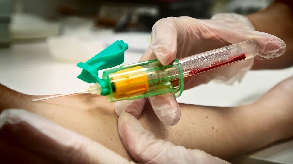 Blodtest. Genom att undersöka massor av blodprover hoppas forskarna kunna utveckla ett test som månader i förväg kan förvarna om en hotande hjärtinfarkt.