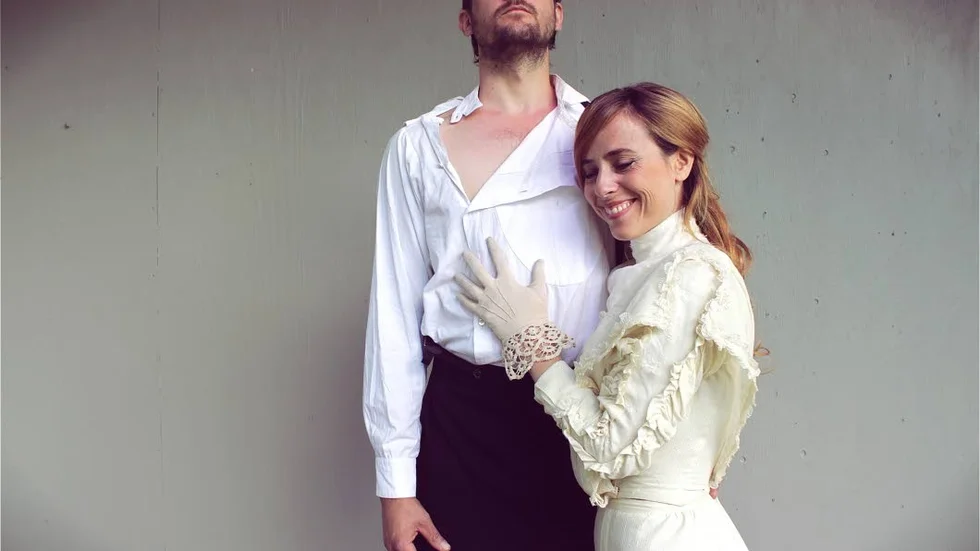 "Fröken Julie" i herrgårdsmiljö på Lövstabruk. Jean (Anders Lindahl) och Julie (Sara Edberg) möts återigen för att utkämpa sin maktkamp i August Strindbergs kammarspel.