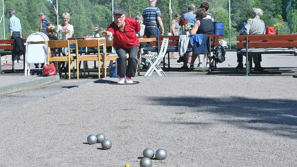 Koncentration. Alf Mård uppvisar hundra procent koncentration på boulebanan.