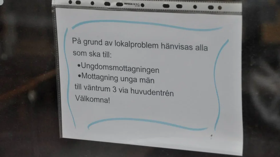 Delar av Flogsta vårdcentrals lokaler har stängts och vare sig personal eller patienter får vistas där.