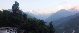Hon lever i skuggan av Himalaya