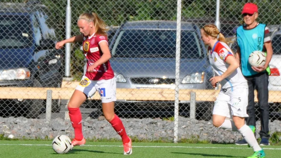 Julia Lidar med bollen.