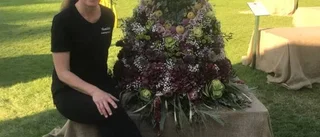 Kreationen: Klänning gjord av blommor