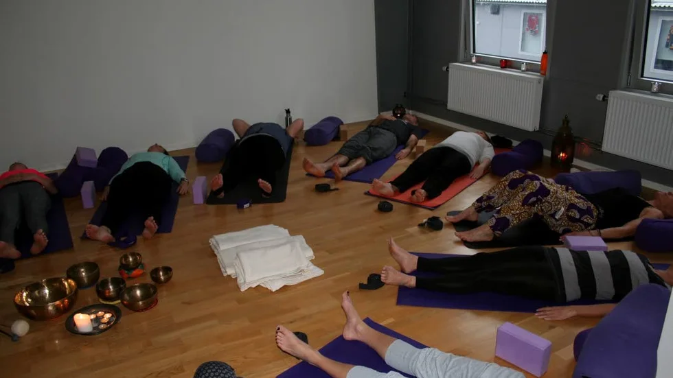 Yoga. Många deltagare fanns på plats på Moyolo.