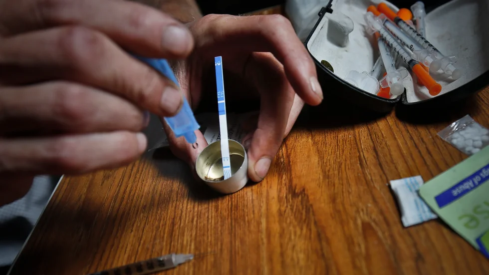 Polisen påträffade bland annat en mindre mängd heroin i en bostad i Vimmerby. Lägenhetsinnehavaren säger att heroinet inte är hans, utan att en kompis glömt kvar knarket. Det spelar ingen roll för tingsrätten som dömer Vimmerbybon även för innehav av heroin. Bilden är en genrebild.