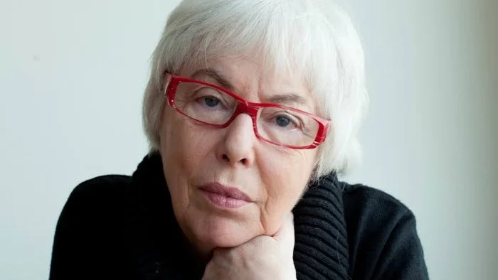 I sin nya bok återvänder Hirdman till Charlotte som nu sitter i Bromma omgiven av sin familj