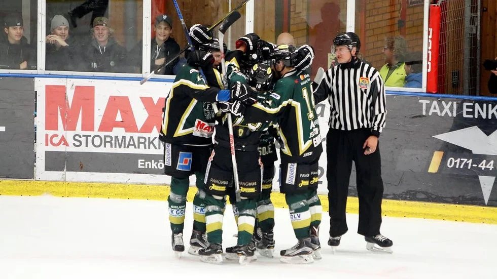 Uppåt. Stämningen i Bahcohallen exploderade när ESK tog ledningen med 1-0.
