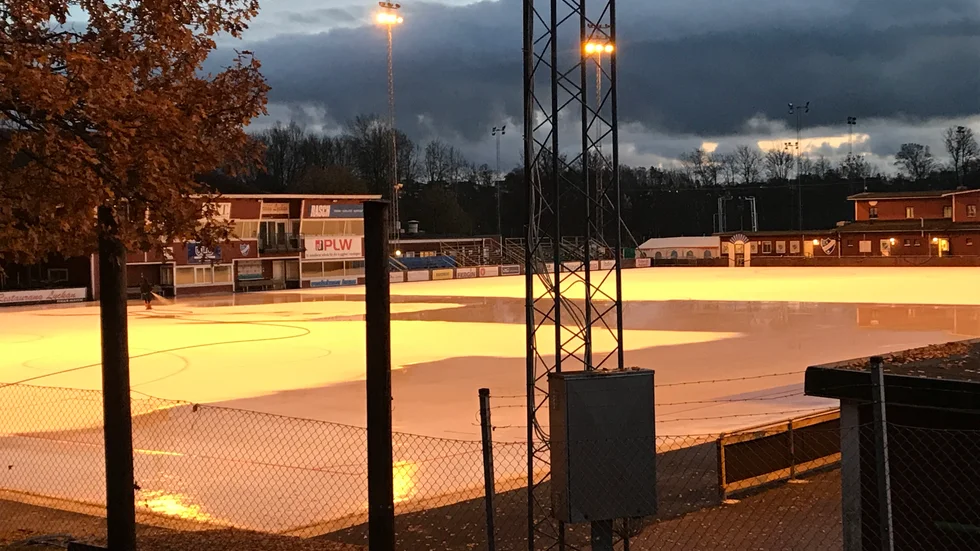 Motala isstadion och K bygg arena har is tidigast i slutet av oktober. Om det inte blir bakslag för vädret. "Vi är lite oroliga för vind och värme", säger kommunens anläggningschef Thomas Martinsson.