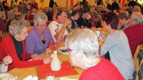Adventsmarknaden i församlingsgården lockade som vanligt mycket folk. Många passade på att äta palt medan de väntade på nästa lotteridragning.