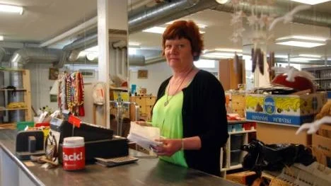 Två försäljningsplatser - samma kassa. Det är på Ånyo, och kanske av Eva Bjuhr på bilden, man betalar om man handlar på Återvinningscentralen i Arvidsjaur.