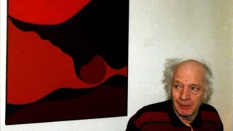Glommerssonen Per Fredrik Glommé ägnade mera än ett halvt sekel åt sitt konstnärskap. Här bredvid ett av sina många abstrakta skapelser. Fotot är tagen inför den utställning han hade i hemkommunen bara året innan sin död.