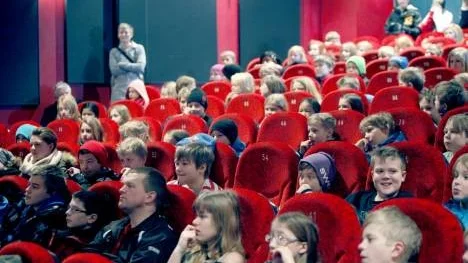 Cirka 160 elever var inbjudna till onsdagens släppfest i Bio 3:an.