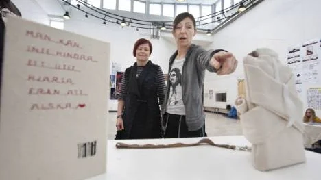 Eva-Lena Kurkkio och Ulrica Öberg med sina respektive bokomslag i textil. Det högra i form av en tvångströja där boken är stängd för läsning.