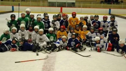 2005:ornas tappra hockeykrigare från Älvsbyn och Piteå poserade tillsammans efter dagens sista match i Älvåkra ishall. Piteå Hockey/Storfors AIK ställde upp med fyra lag, ÄIF Hockey med två.
