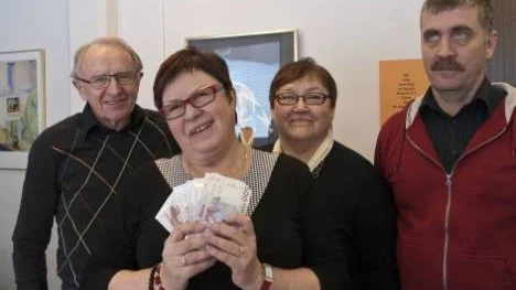 Viveka Lindqvist, ordförande i Föreningen Arvidsjaurs byar, fick på måndagen ta emot 5 000 kronor som Centerpartiet, Folkpartiet och Moderaterna samlat ihop till föreningen. Bakom Lindqvist står gruppledarna, Birger Lundberg (FP), Annika Öberg (M) och Martin Nilsson (C).