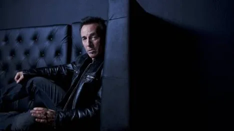 Bruce Springsteen är tillbaka med nya albumet "Wrecking ball". Det är hans 17:e studioalbum sedan debuten.