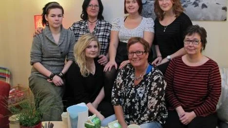 Kvinnojouren Pärlan i Älvsbyn har lyckats rekrytera fler ideella krafter än tidigare att engagera sig i arbetet. Stående från vänster: Rebecca Hjort, Carina Isaksson, Emma Grahn och Frida Danielsson. Sittande från vänster: Linda Sköld och Åsa Vedin tillsammans med Anki Hjort, en av föreningens två anställda.