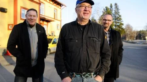 Byggherren Ulf Nilsson, främst, från Vistträsk, tar på sig spenderbyxorna om Länstrafiken ger klartecken för flytten till järnvägsstationen. Enligt kommunalrådet Bill Nilsson, till vänster, och näringslivschefen Pär Jonsson har alla parter visat stort intresse. "Det känns jättebra med ett resecentrum", konstaterar de.