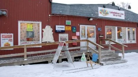 En lite byabutik som gör allt för sina kunder för att kunna existera. En liten skylt på dörr´n ger informationen: "Vill ni handla på annan tid, när affären är stängd, var god och ring.