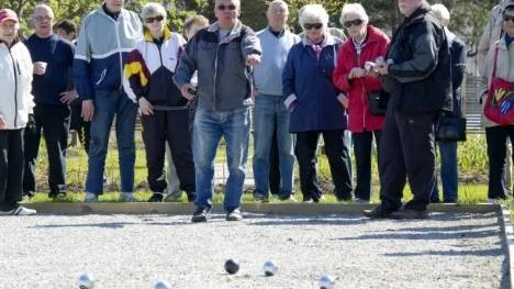Elis Salmi spelar boule för första gången på 15 år.