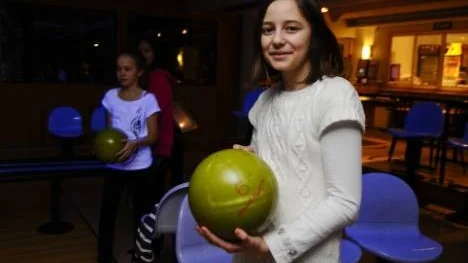 Jevgenia Sharapova tycker att "roliga" inslag som bowling fyller en viktig funktion i skolan.