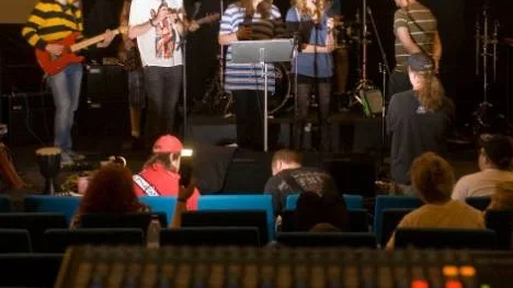 Först en veckas musikutbildning, sedan väntar examen i form av en miniturné med fyra konserter för kursdeltagarna.