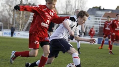 Kamp mellan Piteås Gustav Rönnbäck Wallin och Hemmingsmarks Tobias Berglund. Matchen på LF Arena vanns av Piteå med 2-0.
