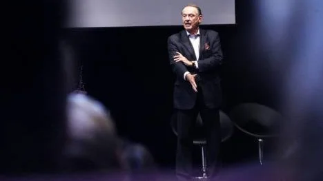 Diplomaten Jan Eliasson, som föreläste i Piteå på fredagen, har ägnat sig åt medling och konfliktlösning i över 30 år. Att somliga bara minns honom som mannen som samlar på förstoringsglas verkar han dock bara tycka är lustigt.