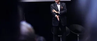 "Orden, de skrivna och de talade, är mina mest värdefulla verktyg"