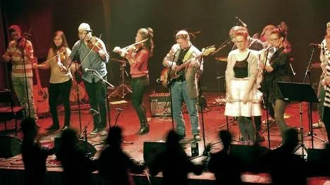 Framnäs Folklore Ensemble gjorde succé på midvinterfesten med sin Balkanmusik ifjol. I mitten på bilden syns Dan engman.
