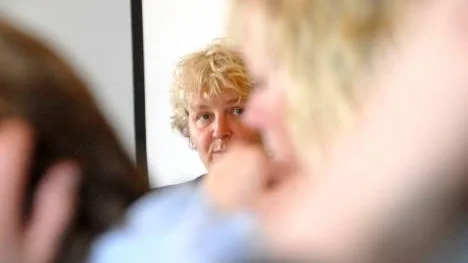 Bistra och bekymrade miner visades av fler än ordförande Britta Flinkfeldt Jansson under fredagens kommunstyrelsesammanträde i Arjeplog.