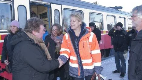 Kommunalrådet Jerry Johansson tog emot när motorvagnståget med infrastrukturminister Catharina Elmsäter-Svärd (M) på måndagseftermiddagen stannat vid perrong 4 på Arvidsjaurs järnvägsstation.