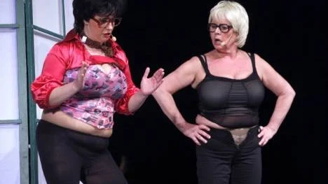 Ingen kan anklaga Piterevyns aktörer för att inte bjuda på sig själva med hull och hår. Här Petra Granström och Siw Öhman i en parodi på klädprovning.
