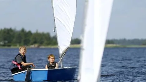 I slutet av juni arrangeras det traditionella sjösportlägret på Svinöra. Bakom lägret står Piteå Båtklubb. (Arkivbild)