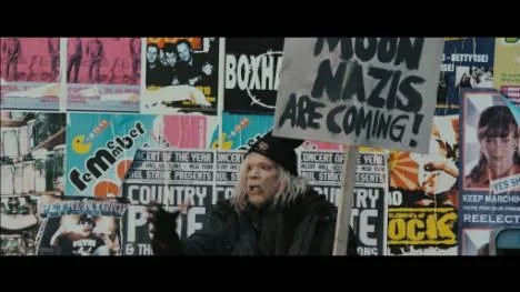 "Månnazisterna kommer!" Från Finland, närmare bestämt. Den finska långfilmen "Iron sky" är så korkad att den riskerar att bli för smart, men i sin beundransvärda galenskap lyckas filmen leverera ganska giftiga kommentarer till vår samtid.