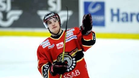 osäker. Robin Lindqvist har problem med ett knä och testas före kvällens match mot Modo i Boden.Foto: Petra Isaksson