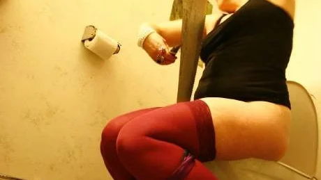 HEMMA HOS. Performancekonstnären Pia Suonvieri och hennes kollegor bjuder in till föreställningar i autentisk hemmiljö i Haparanda. "Det blir en ny arena och en av gruppens medlemmar spelar såg, därför finns den med på bilden som ser lite brutal ut", säger Pia Suonvieri.