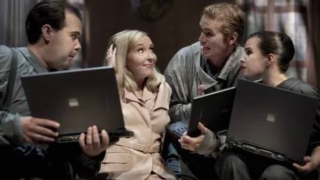 ROLIGT OCH SMART. Kulturministern, Ulrika Tenstam, omgiven av sina utredare, Andreas E.Olsson, Carl Ackerfeldt och Frida Jansson i Piteå Kammaroperas "Näsflöjten".