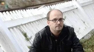 NÄR VÄRLDEN RASAR. Tre år efter diagnosen brast det för Stefan Ekenberg. "Det var när hon gjorde sin rekonstruktion av bröstet. Jag var med i operationssalen. Om man har sett någon bli sövd så vet man. Det ser nästan ut som att en person dör. Jag tänkte att så här skulle det ha varit om hon dött." Här ses han utanför hemmet i Karlsvik dit familjen flyttade efter bröstcancerbehandlingen.Foto: Roland S Lundström