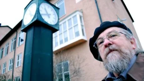 TIDENS TVÅNG. Bengt Pohjanen vid klockan som noggrant mätte tiden utanför dåtidens läroverk i Haparanda. "Jag hade en mycket förstående rektor", säger Bengt Pohjanen som i dagarna presenterar Tidens tvång, andra delen i sin självbiografiska romansvit.