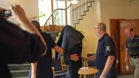 MISSTÄNKT. 39-åringen förs in i rättsalen tätt följd av advokat Johnny Johansson.
Foto: Mats Gröning Foto: