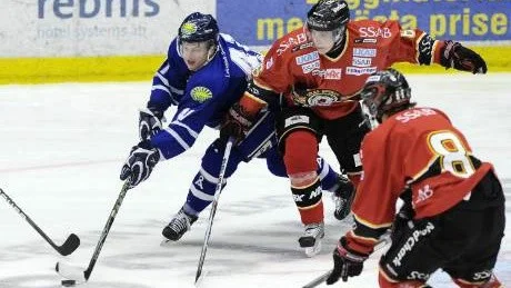 KAMP. Marcus Hurtig och Marcus Sandström (8) hjälpte Luleå Hockey till andraplatsen i J20-tabellen men NHL-scouten Sven-Åke Svensson på läktaren var inte imponerad.Foto: Mats Bengtsson