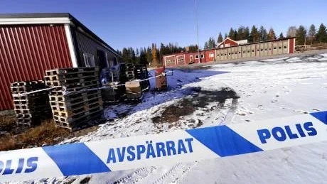 GÖMDE SIG. I det här kallgaraget invid järnvägsspåret i Koler hade två av bankrånarna sökt skydd när polisen slog till och kunde gripa dem på måndagskvällen.