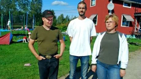 ANNAN SKOLA. Kim Terhelä, Daniel Lindqvist och Anna Bäckström vill att barnen ska bussas till en annan skola till dess att barnens säkerhet kan garanteras i Karungi skola.