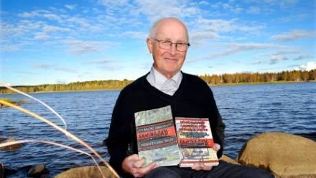 VID EUFRAT. Lennart Kankaanranta sittande vid Torne älv, eller Eufrat, som Felice Vinci påstår i sin kontroversiella bok som nu finns på svenska.
