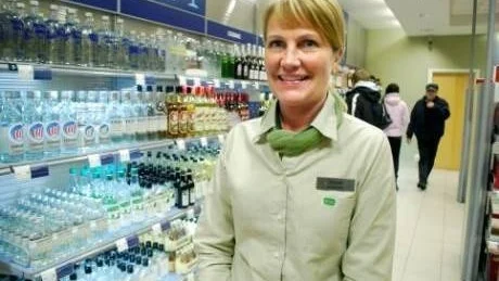 SPRITEN ÖKAR. Butikschef Jaana Haara har märkt av att spritförsäljningen ökat mycket efter att alkoholskatten höjts i Finland. "Men det var från en ganska låg försäljningsnivå", säger hon.