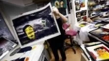 I KONSTNÄRENS VERKSTAD. Brita Weglin mitt i sin myllrande kreativitet i sin ateljé ute på Kronan i Luleå som hon fyllt till brädden med bilder inför utställningen på Konsthallen i Luleå i december.